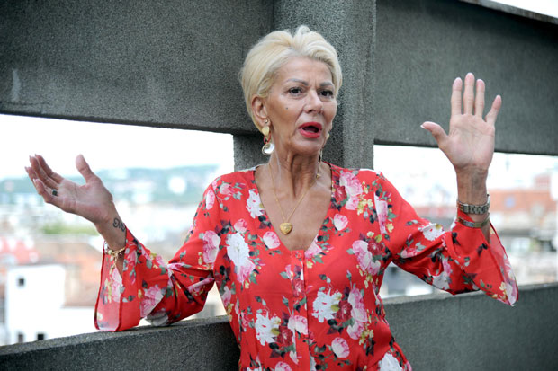 Згодна дама са челичним шутем: Цеца Китић и даље плени енергијом